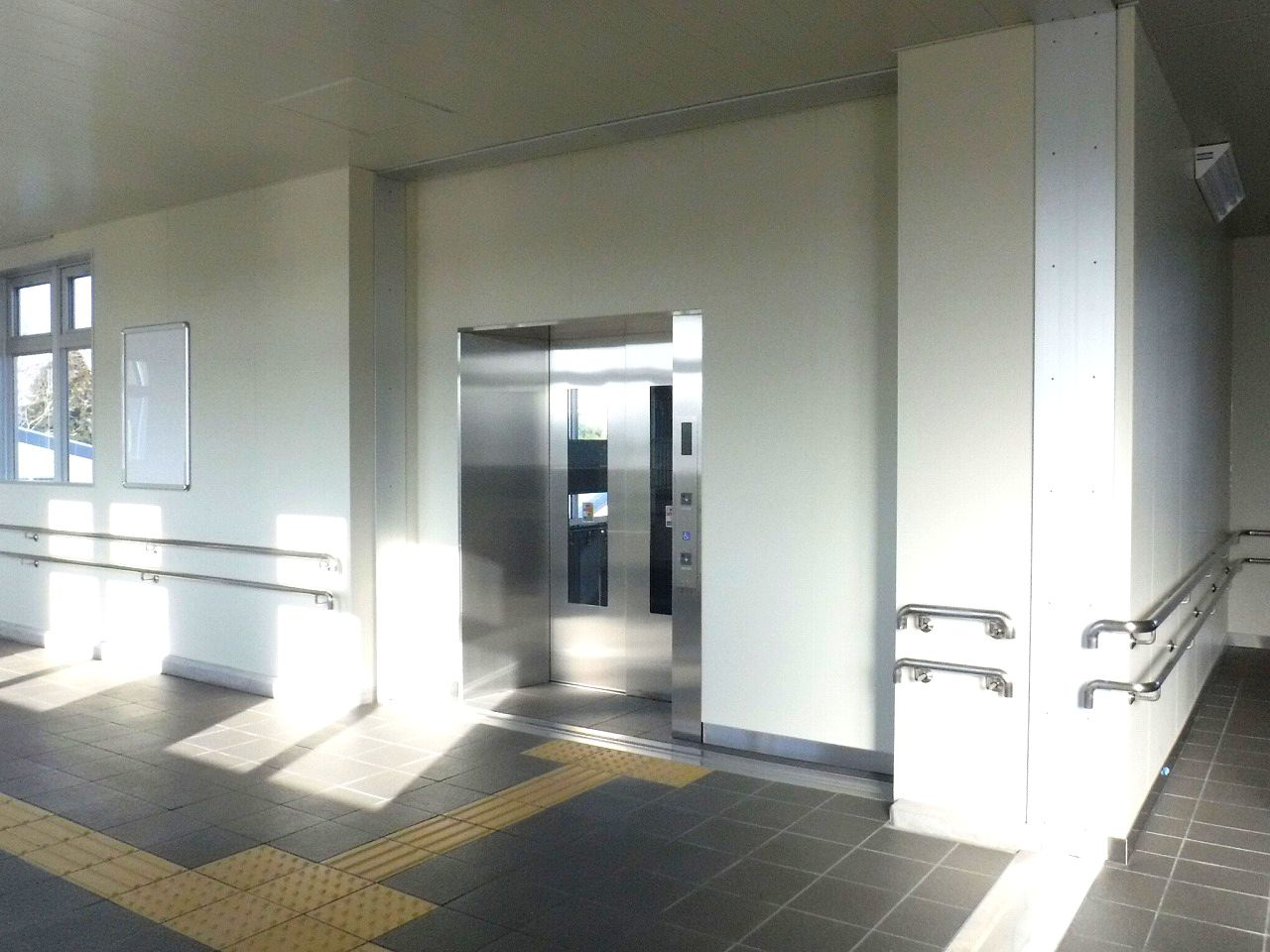 こ線人道橋（郡山富田駅）　エレベーター