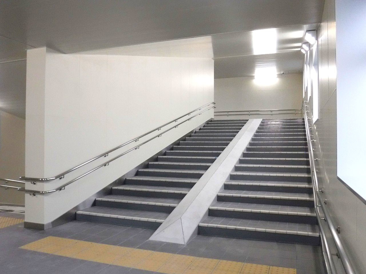 こ線人道橋（郡山富田駅）　階段室